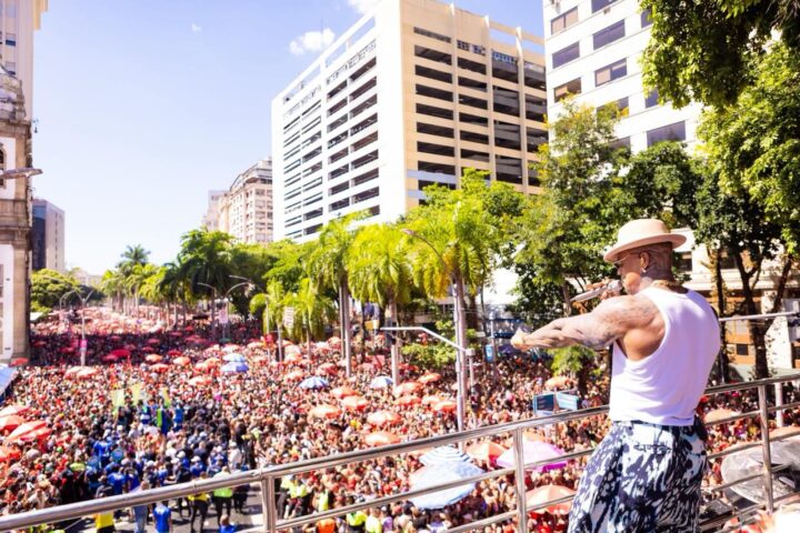 Léo Santana se emociona ao comandar bloco no Rio e celebra multidão no pré-Carnaval
