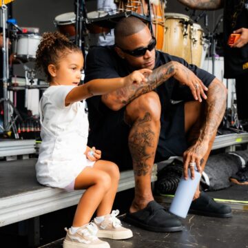 Léo Santana encanta ao levar Liz para conhecer o palco do Baile da Santinha: ‘É o mundo do papai’