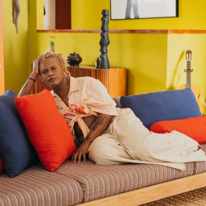 Cores, brasilidade e muita arte: conheça a casa cheia de personalidade da cantora Liniker