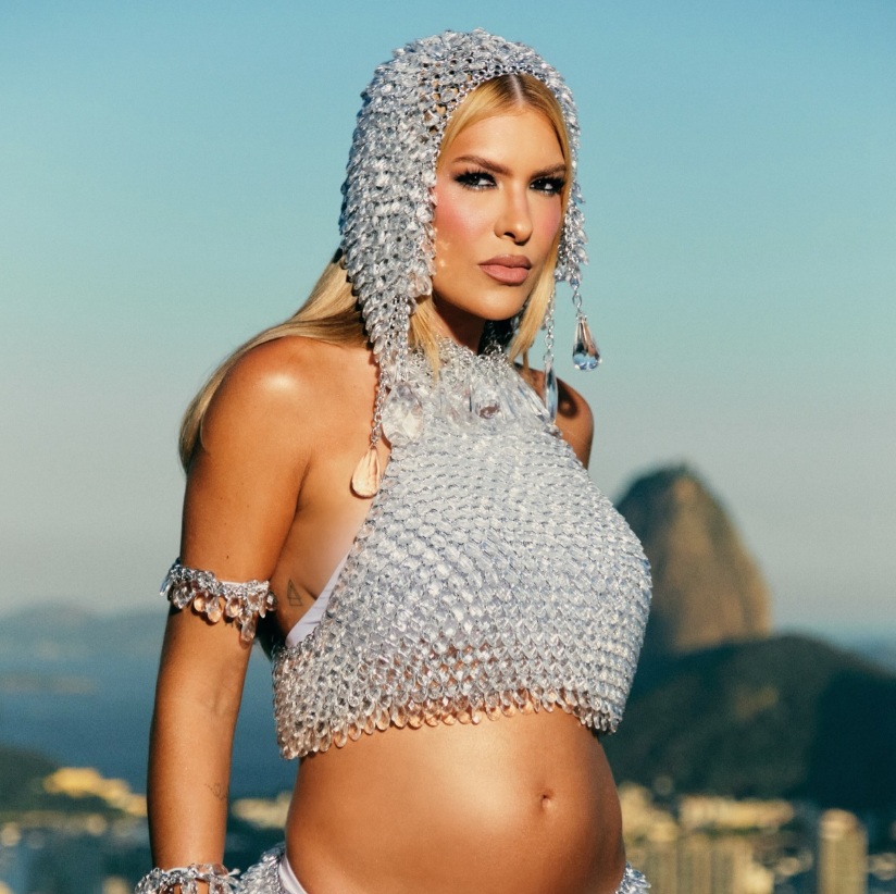 Lore Improta usa look deslumbrante para ensaio de rua da Viradouro; veja fotos