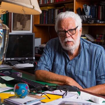 Adeus a Manoel Carlos: amigos e familiares prestam homenagens em velório no Rio