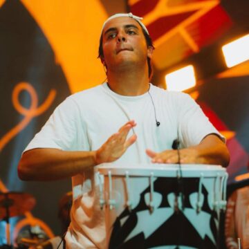 Marcelinho Sangalo rouba a cena ao tocar timbau durante show da Timbalada em Salvador