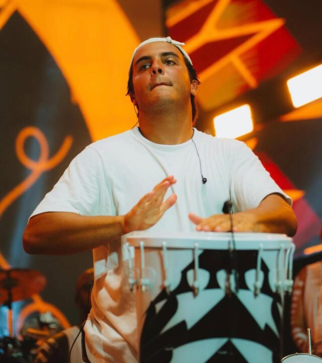 Marcelinho Sangalo rouba a cena ao tocar timbau durante show da Timbalada em Salvador