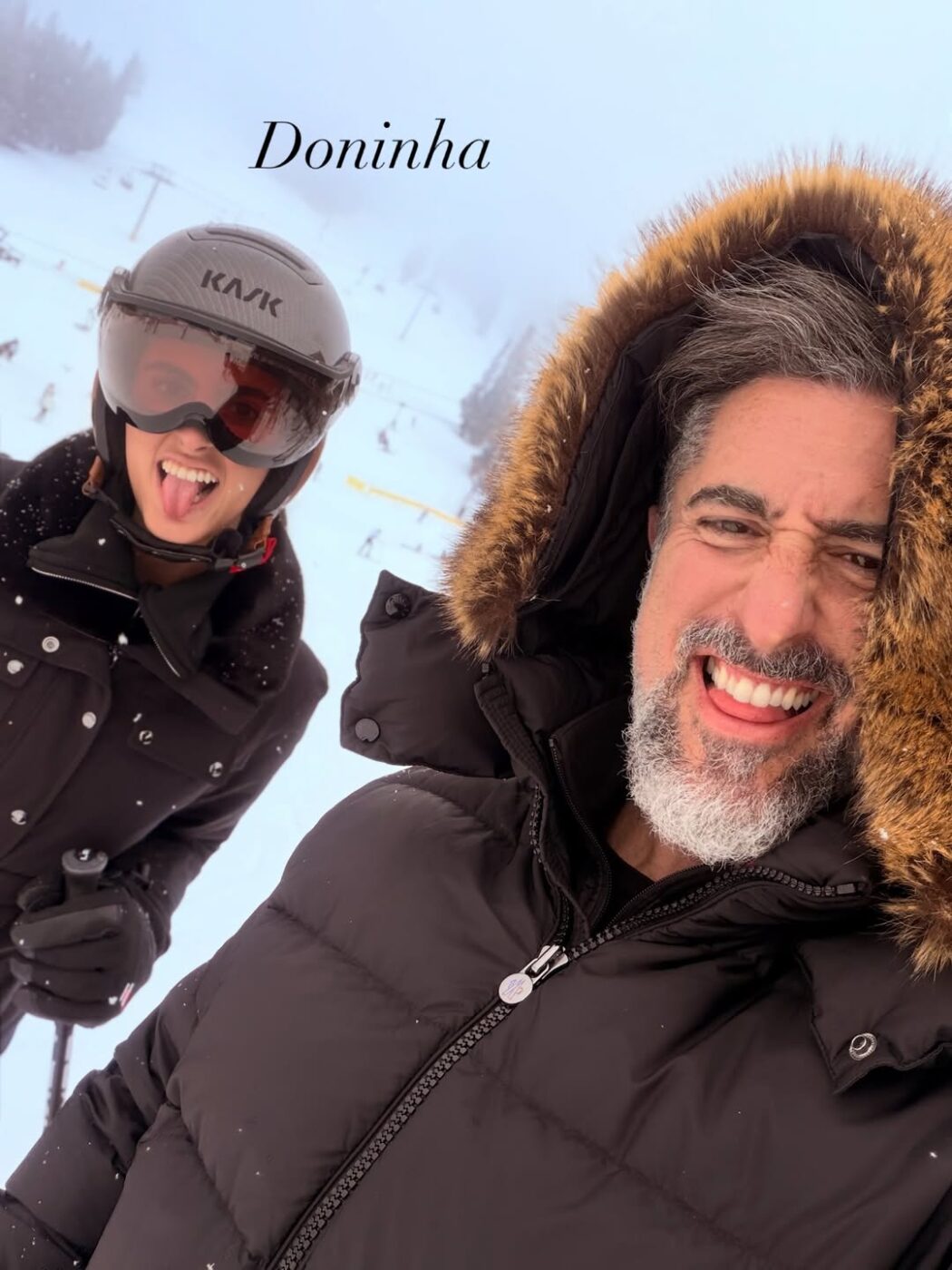 Marcos Mion aproveita dia de neve durante férias com a família