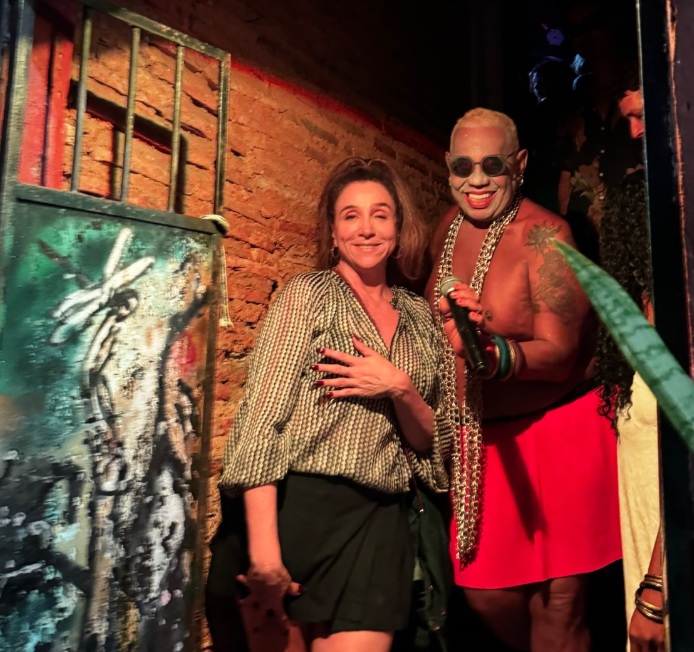 Marisa Orth marca presença no A.B.O.C.A., no Santo Antônio