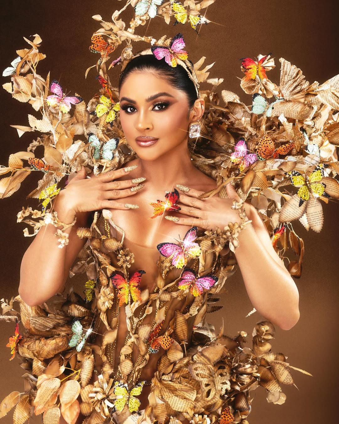 Mileide Mihaile usa fantasia com páginas de livros que seriam jogadas no lixo