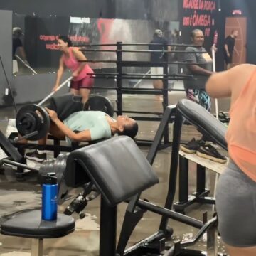 Mulher mantém treino durante alagamento de academia na Bahia e viraliza nas redes