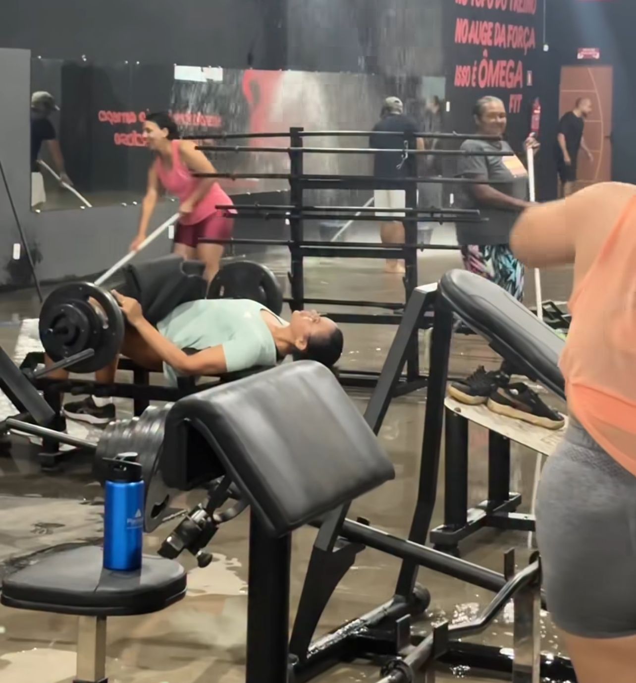 Mulher mantém treino durante alagamento de academia na Bahia e viraliza nas redes