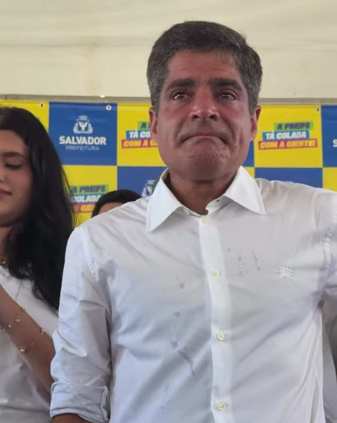 ACM Neto se emociona ao ser homenageado pela filha durante aniversário em Salvador