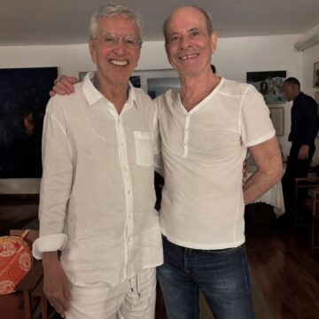 Caetano Veloso reúne artistas em roda de samba durante jantar em homenagem a Ney Matogrosso