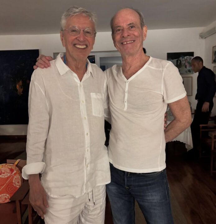 Caetano Veloso reúne artistas em roda de samba durante jantar em homenagem a Ney Matogrosso