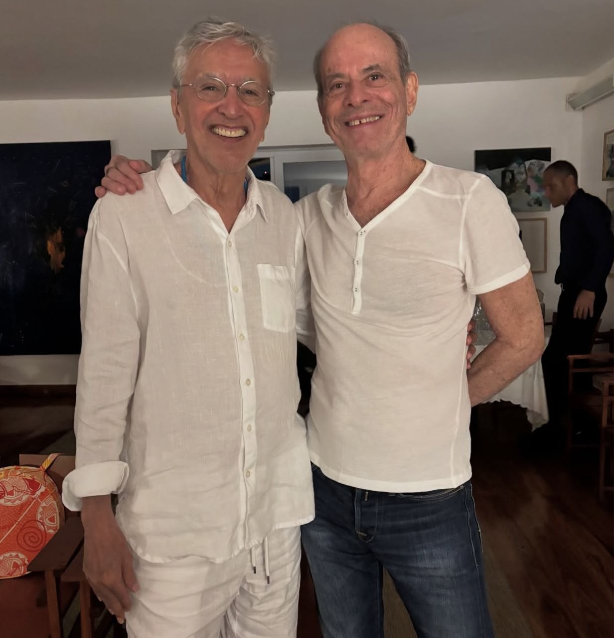 Caetano Veloso reúne artistas em roda de samba durante jantar em homenagem a Ney Matogrosso