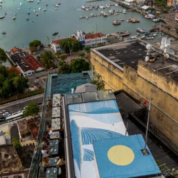 Restaurante em terraço na Rua Chile ganha obra que dialoga com a paisagem do Centro Histórico