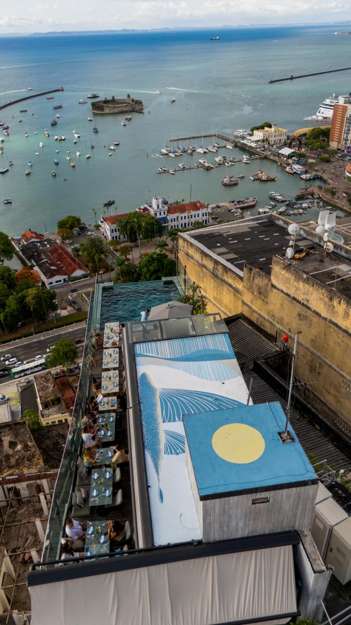 Restaurante em terraço na Rua Chile ganha obra que dialoga com a paisagem do Centro Histórico