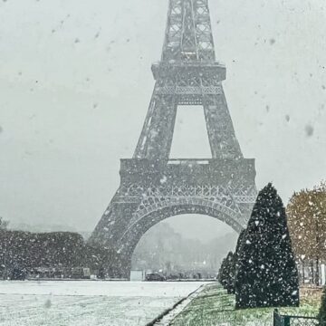 Paris inicia a semana com neve e sob frio intenso