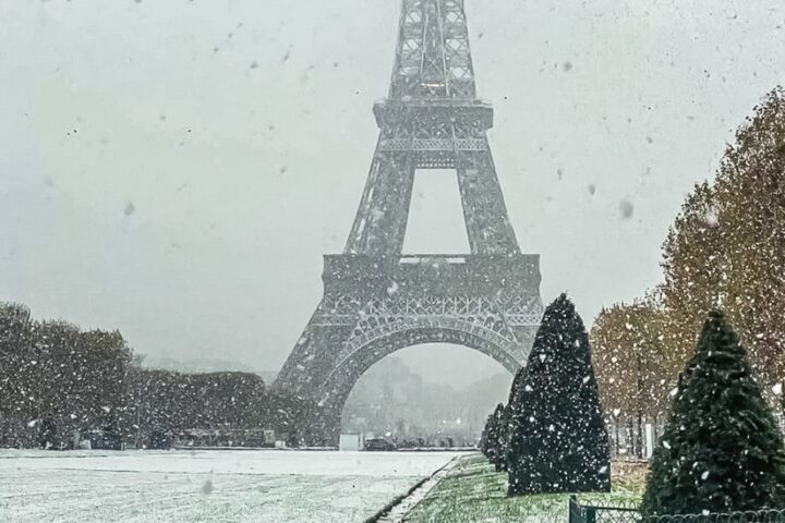 Paris inicia a semana com neve e sob frio intenso