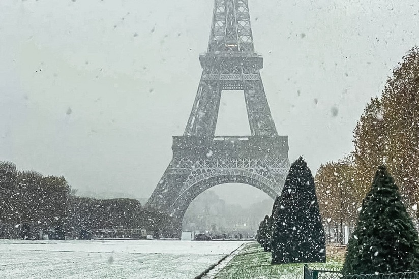 Paris inicia a semana com neve e sob frio intenso