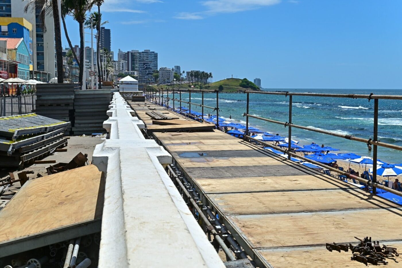 Semop vistoria instalação de passarela para ambulantes no Carnaval