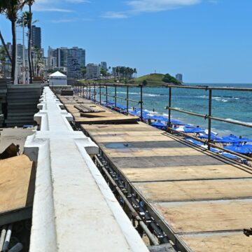 Semop vistoria instalação de passarela para ambulantes no Carnaval