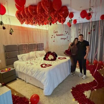 Empresário faz surpresa romântica e pede Gracyanne Barbosa em namoro