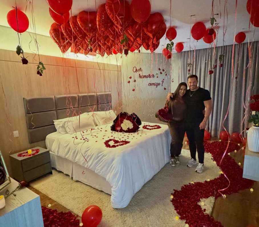 Empresário faz surpresa romântica e pede Gracyanne Barbosa em namoro