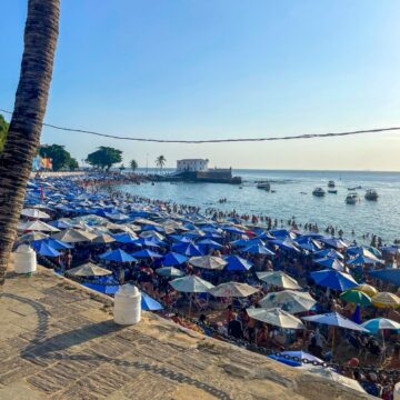 Verão bombando! Baianos e turistas lotam Porto da Barra na primeira sexta-feira do ano