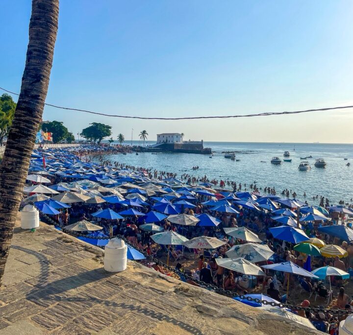 Verão bombando! Baianos e turistas lotam Porto da Barra na primeira sexta-feira do ano