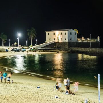 Banho de mar à noite vira rotina no Porto da Barra com água mais fria