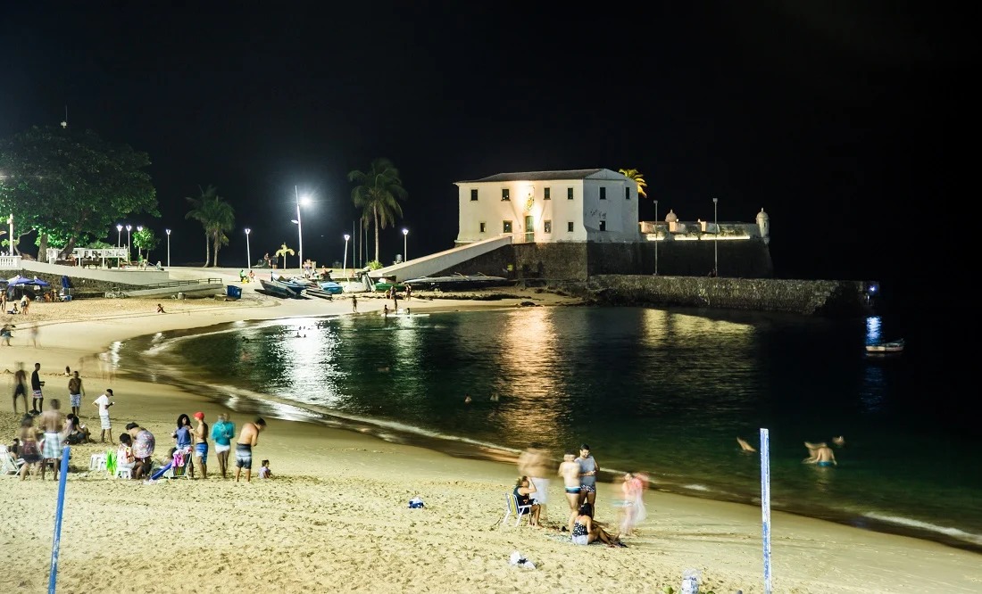 Banho de mar à noite vira rotina no Porto da Barra com água mais fria
