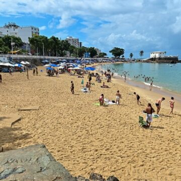 Prefeitura intensifica fiscalização da nova lei dos kits de praia no Porto da Barra