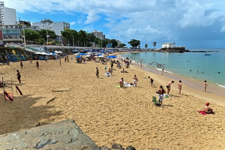 Prefeitura intensifica fiscalização da nova lei dos kits de praia no Porto da Barra