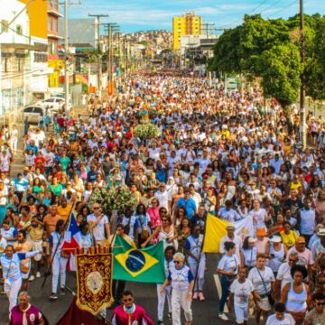 Procissão dos Três Pedidos reúne multidão de fiéis no Bonfim