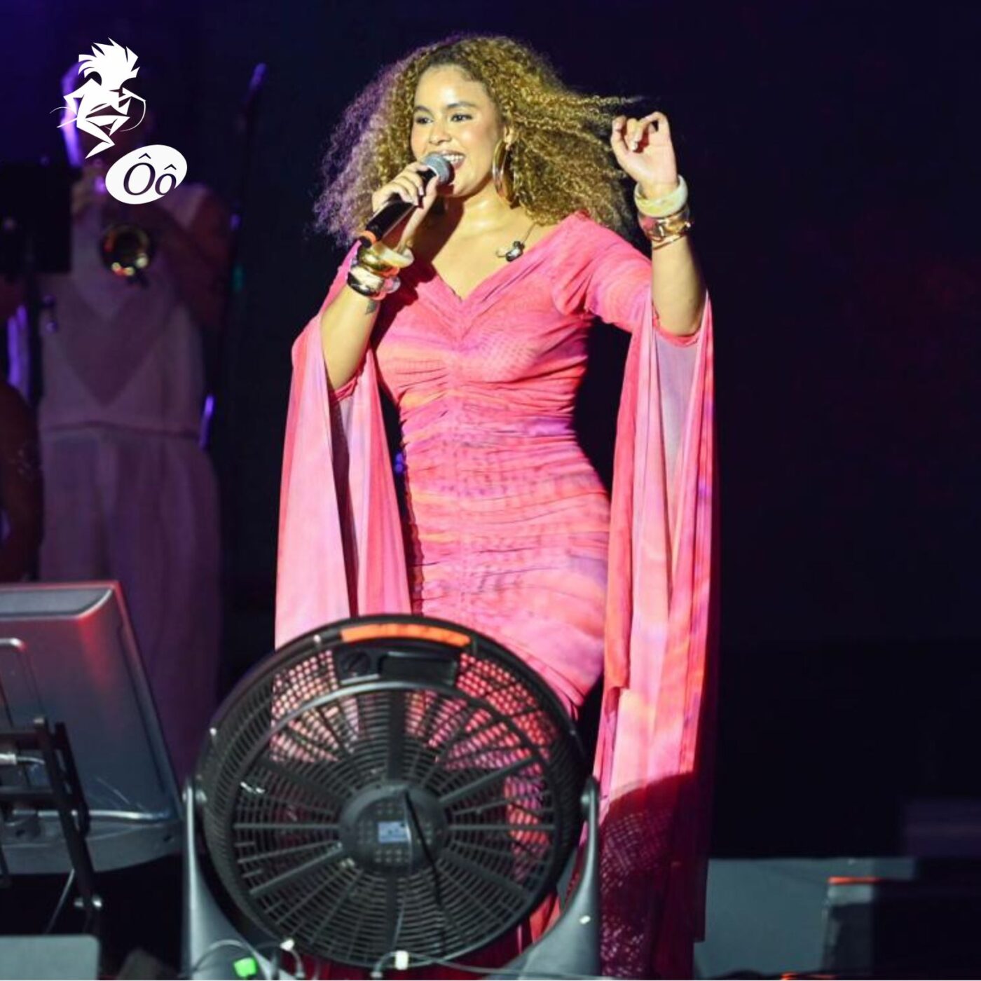 A sereiona está on! Rachel Reis estreia no Festival de Verão com ‘Coisa Rara’