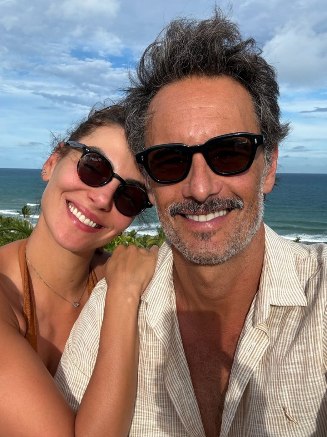 Rodrigo Santoro desembarca em praia na Bahia para comemorar aniversário de 38 anos da esposa
