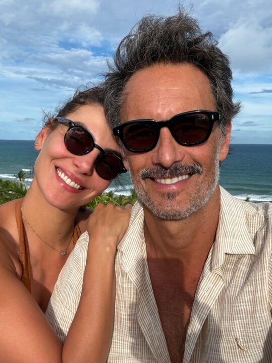 Rodrigo Santoro desembarca em praia na Bahia para comemorar aniversário de 38 anos da esposa