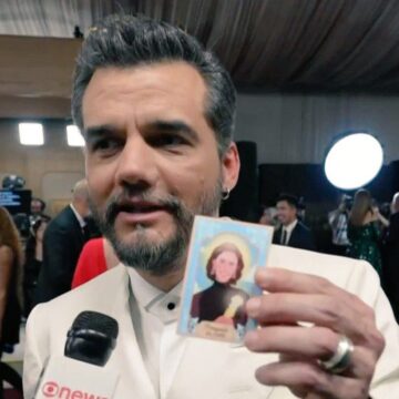 ‘Santa Nanda da Sorte’: amuleto usado por elenco de O Agente Secreto no Globo de Ouro viraliza nas redes