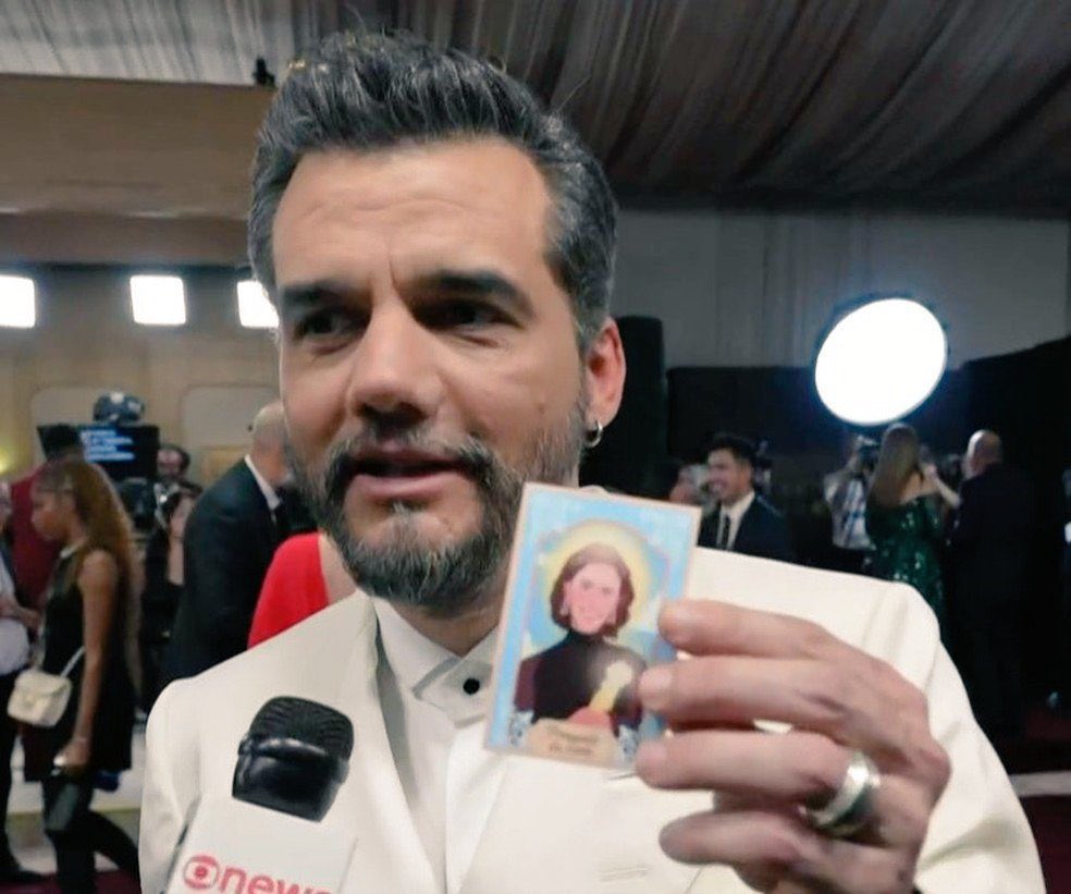 ‘Santa Nanda da Sorte’: amuleto usado por elenco de O Agente Secreto no Globo de Ouro viraliza nas redes