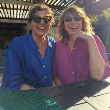 Renata Sorrah e Debora Bloch posam juntas e brincam: ‘Vilãs estão de férias’