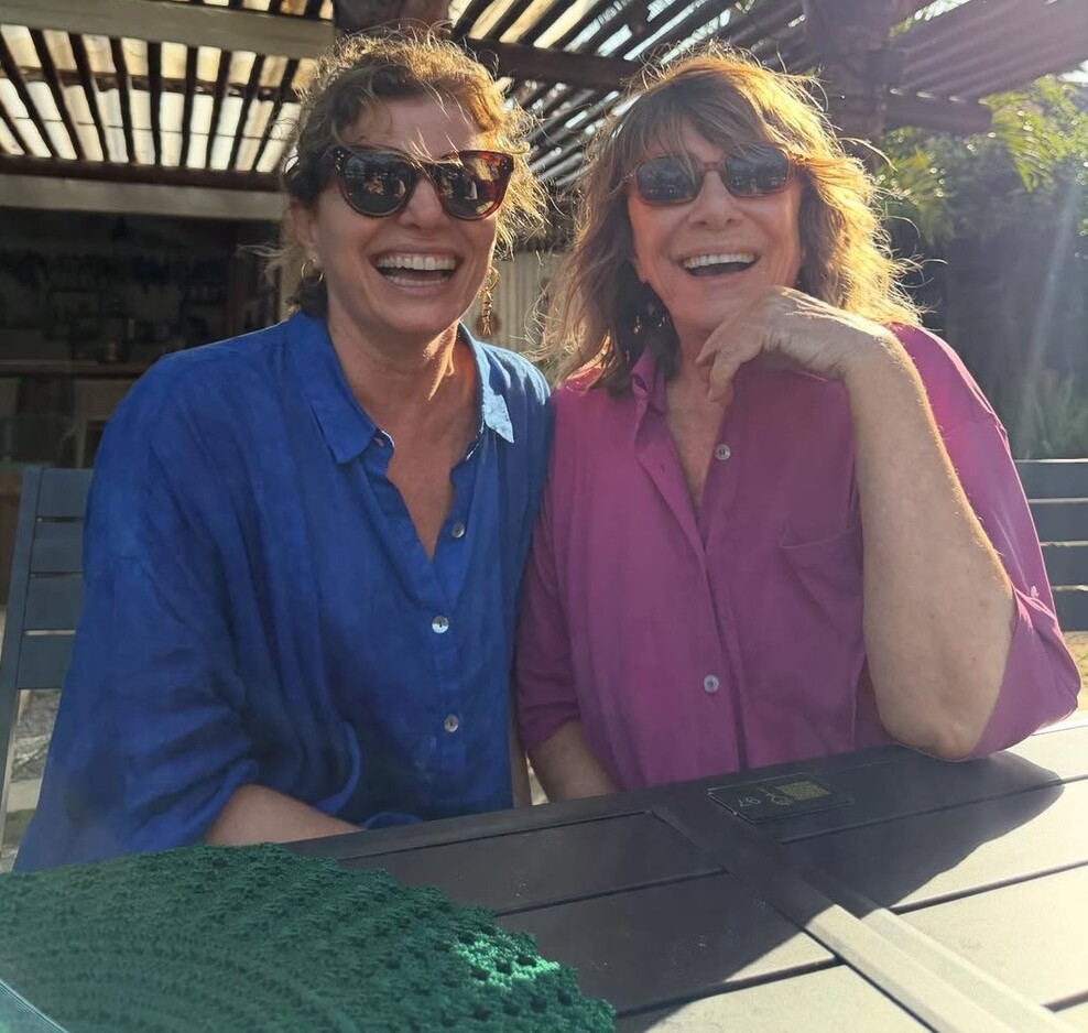 Renata Sorrah e Debora Bloch posam juntas e brincam: ‘Vilãs estão de férias’
