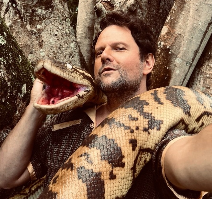 Intérprete de domador de cobras em Anaconda, Selton Mello abre álbum de fotos inusitado