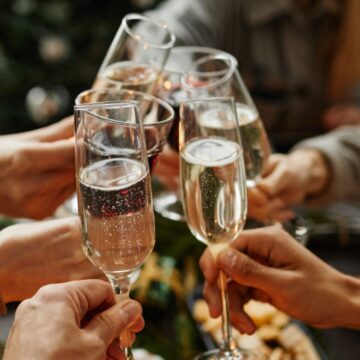 Sete casais da alta sociedade dividem prêmio da Mega da Virada após aposta feita durante jantar