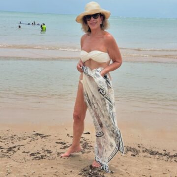 Silvia Poppovic escolhe praia na Bahia para férias de janeiro; veja fotos