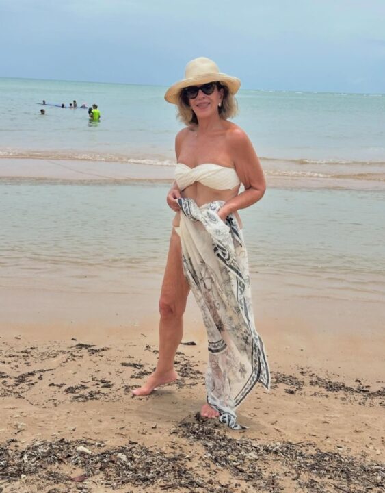 Silvia Poppovic escolhe praia na Bahia para férias de janeiro; veja fotos