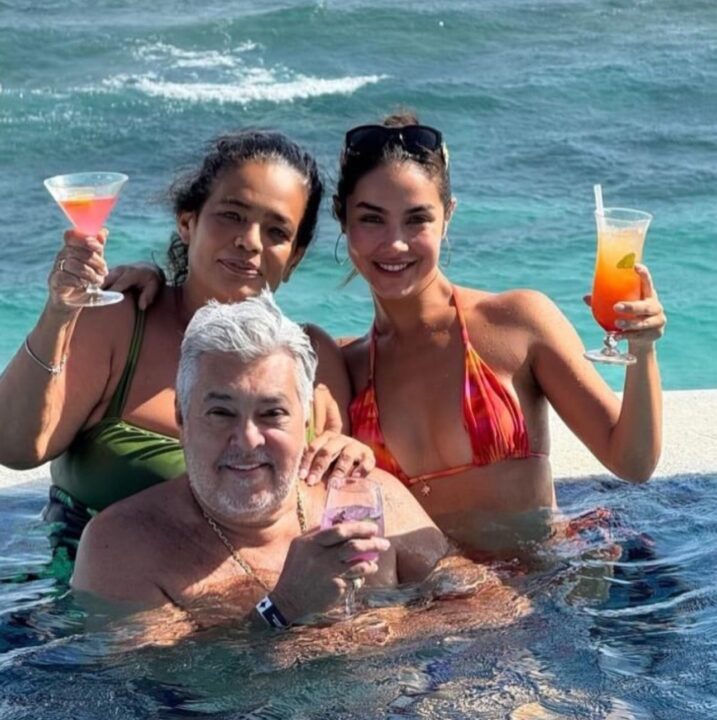 Sidney Magal curte férias em família e posa com esposa e filha caçula