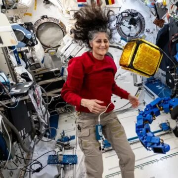 Astronauta da Nasa que ficou “presa” no espaço se aposenta menos de um ano após retorno à Terra