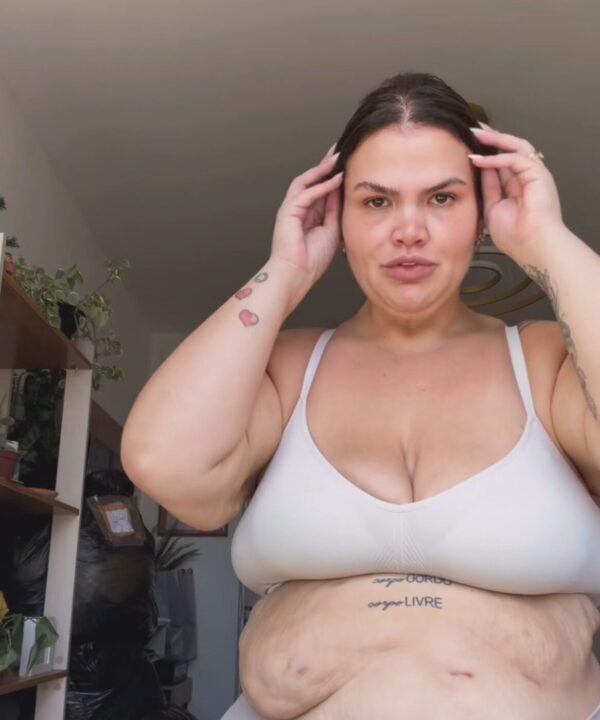 Thais Carla posa de calcinha e sutiã e mostra novo corpo após perder mais de 80 kg