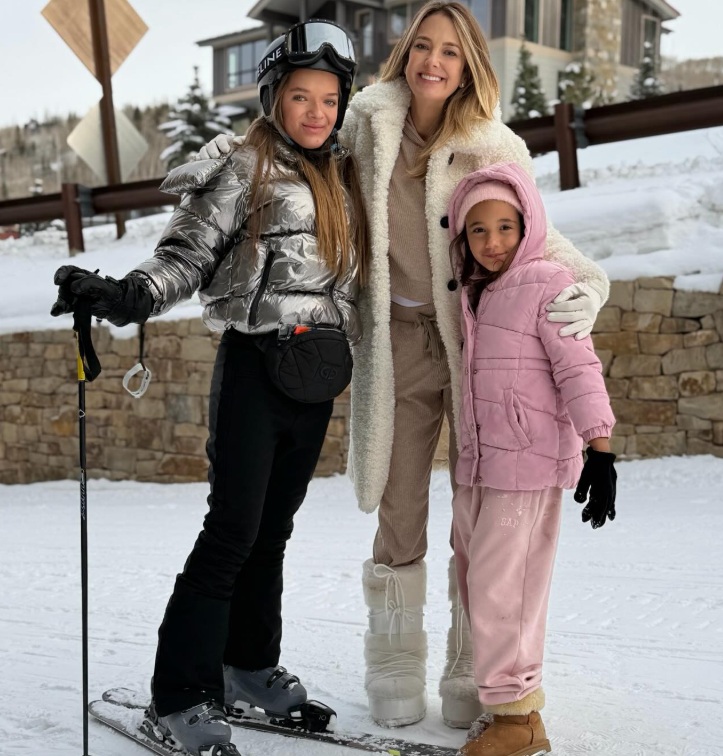Ticiane Pinheiro abre álbum de férias na neve com a família