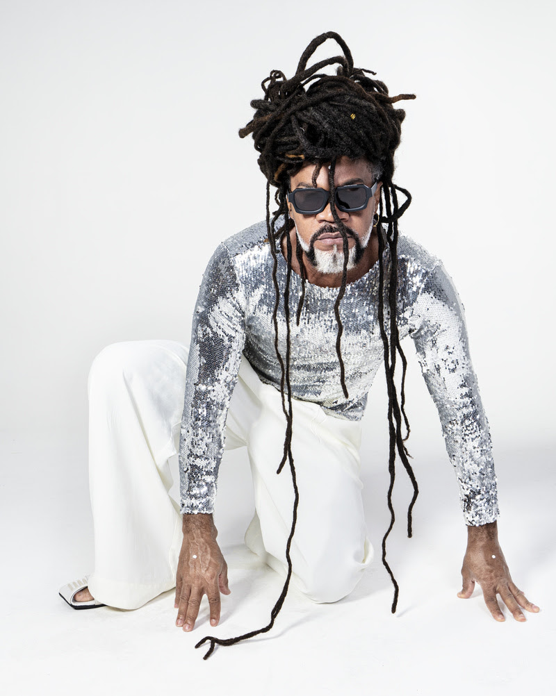 Carlinhos Brown lança álbum em parceria com Deeplick com releituras de hits para o Carnaval