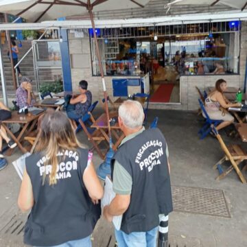 Procon notifica cinco estabelecimentos em pontos turísticos de Salvador