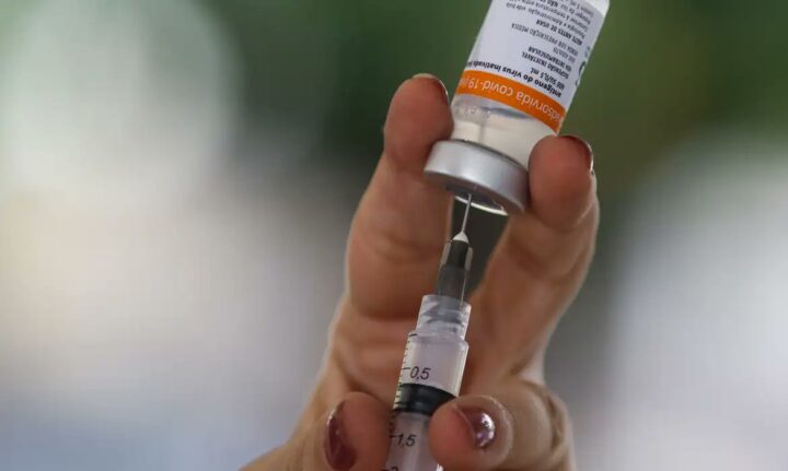 Há cinco anos, Brasil aplicava as primeiras doses da vacina contra a covid-19